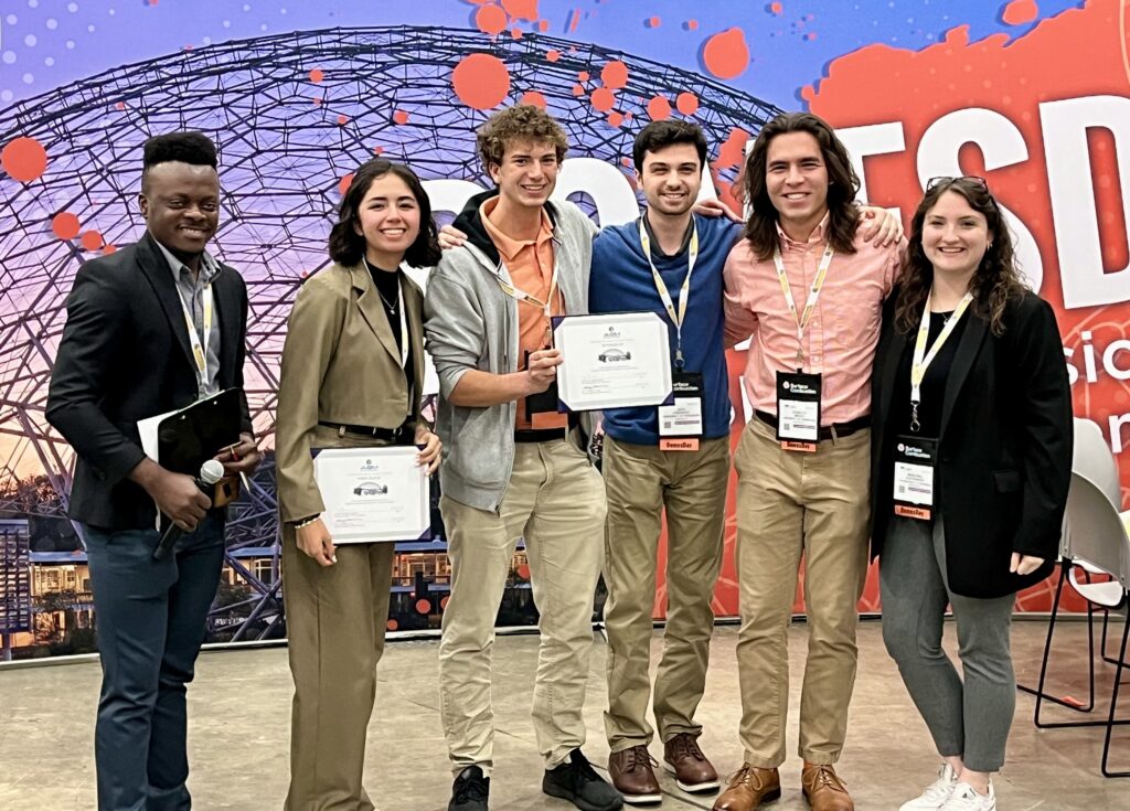 Two members of the ASM Student Board (left) present the University of Tennessee Domesday Team with “Overall Runner Up” award. Photo credit Jakob Scroggins