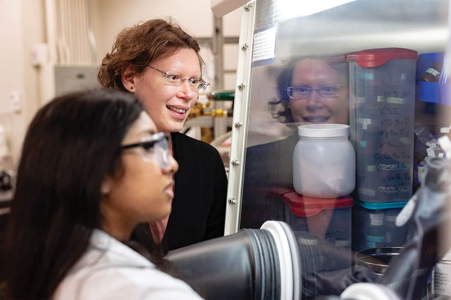 Mariya Zhuravleva and a student in her lab.