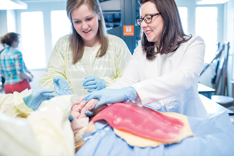 Libby Barker works with Undergrad Student in Syndaver Lab