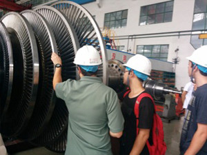 Students visit manufacturing center in China