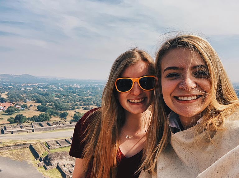 Gillian McGlothion and Kate on Teotihuacan Pyramids