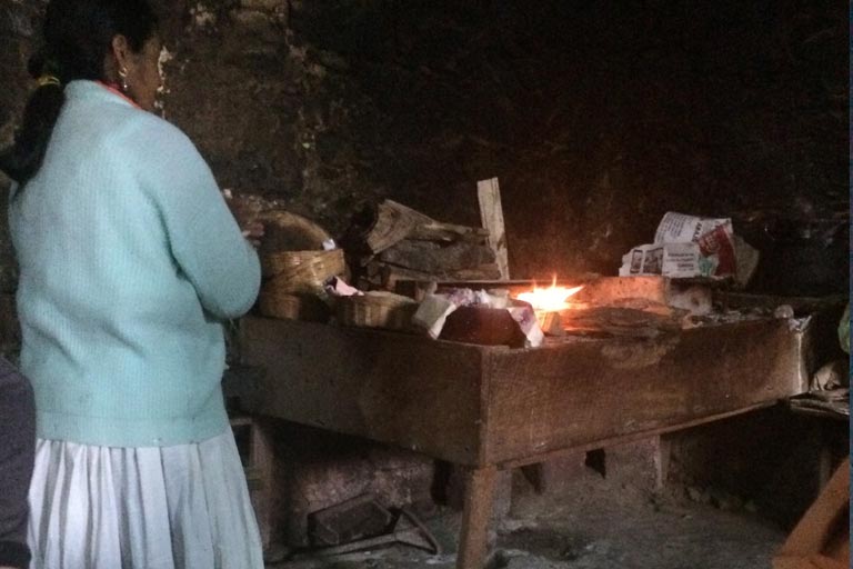 An indigenous cook in Cuetzalan uses open-flame preparation