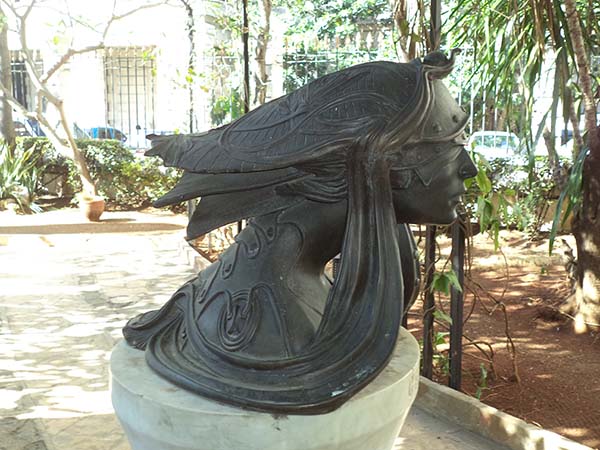 Sculpture in the Jardin Diana de Gales