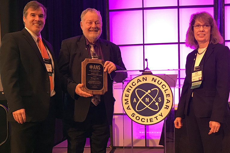 Banquet speaker Wes Hines presents the Robert Long Award at the 2019 Conference on Nuclear Training and Education.