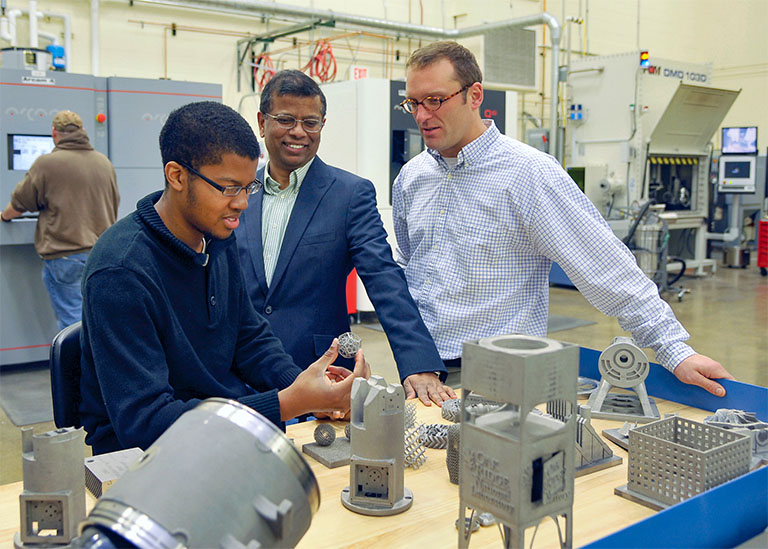 Suresh Babu works with graduate student in an ORNL lab