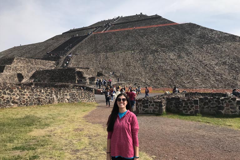 Samantha Cahill at the Teotihuacan Pyramid
