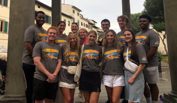 A group of students participating in the Italy study abroad trip stand together