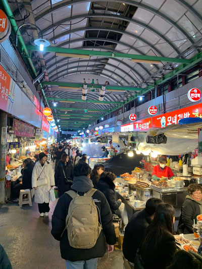 Market with restaurants and vendors