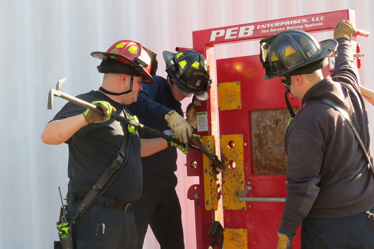 Knoxville Fire Department gladly accepted the challenge of attempting to break the Halligan bar created by TCE’s Department of Mechanical, Aerospace, and Biomedical Engineering senior design team.