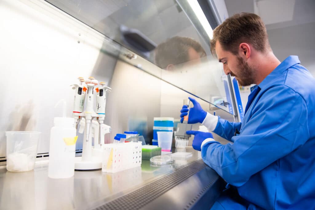 Student working in Senter lab