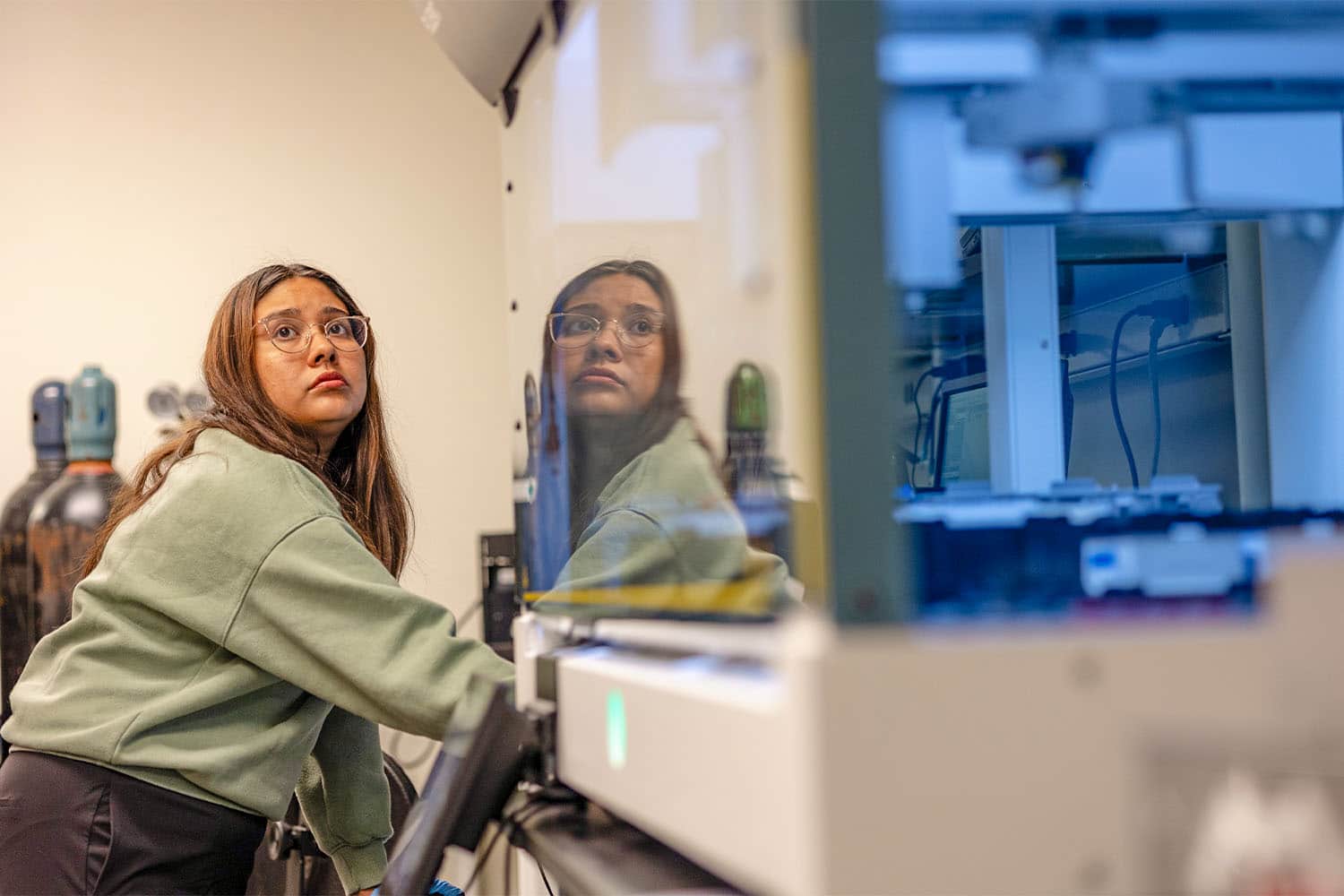 UT student researcher launches liquid handling robot to create samples in a UT materials synthesis lab. 